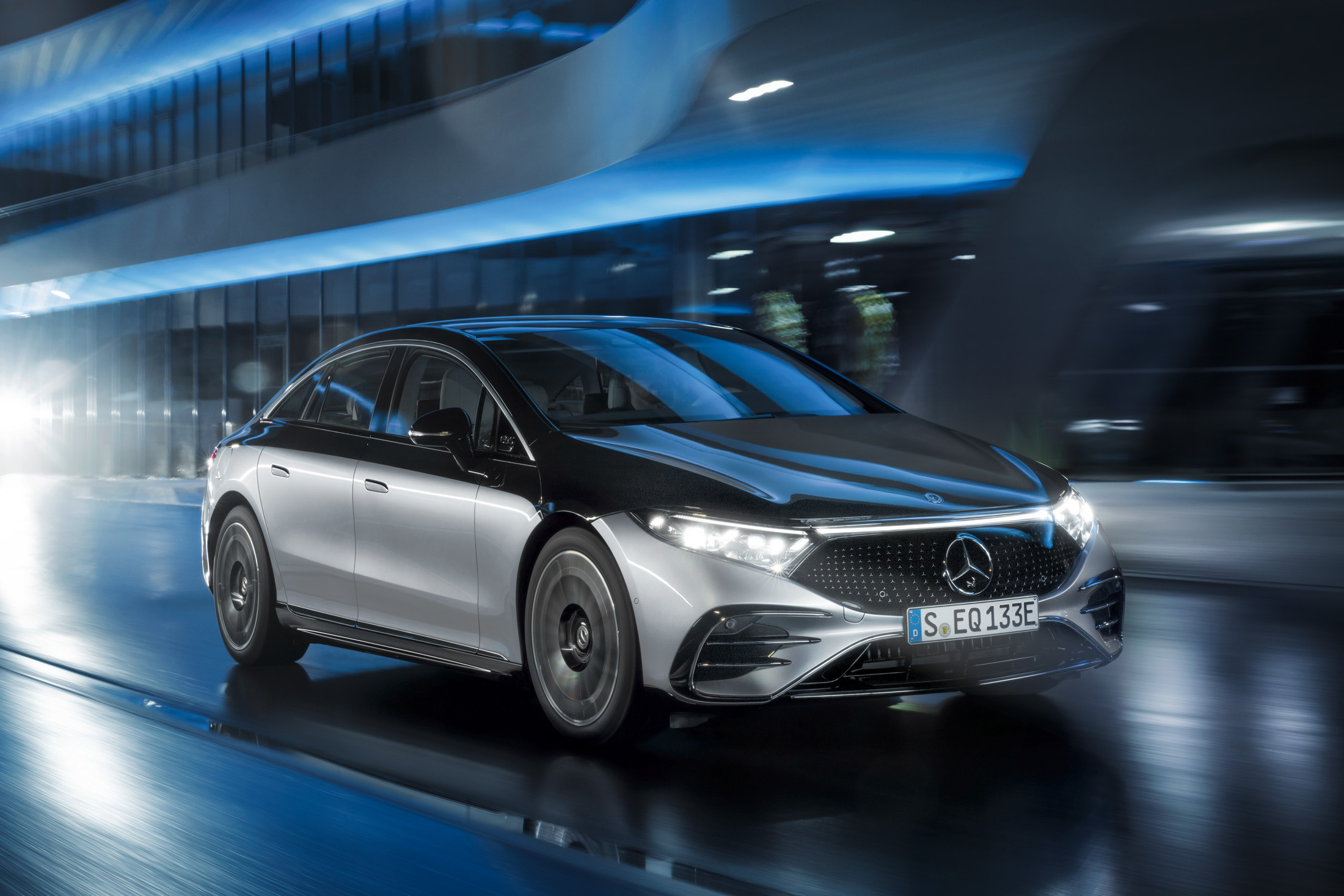Mercedes-EQ, EQS 580 4MATIC, Exterieur, Farbe: hightechsilber/obsidianschwarz, AMG-Line, Edition 1;( Stromverbrauch kombiniert: 20,0-16,9 kWh/100 km; CO2-Emissionen kombiniert: 0 g/km) // Mercedes-EQ, EQS 580 4MATIC, Exterior, colour: high-tech silver/obsidian black, AMG-Line, Edition 1; (combined electrical consumption: 20.0-16.9 kWh/100 km; combined CO2 emissions: 0 g/km)